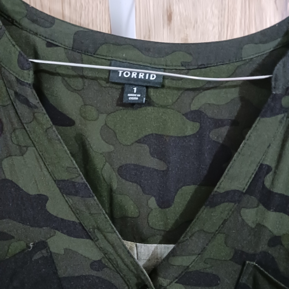 Torrid Camo Cap Sleeve Button Up Shirt Size 1X - Picture 5 of 9